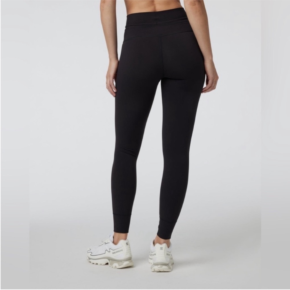 Vuori Daily Legging in Black - Picture 4 of 7